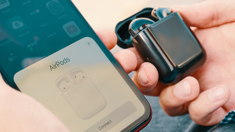 Connexion AirPods personnalisés noirs à iPhone