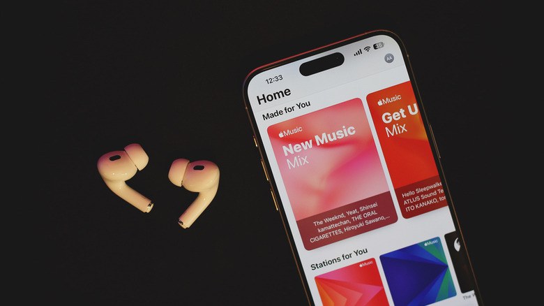 AirPods à côté d'un iPhone avec Apple Music