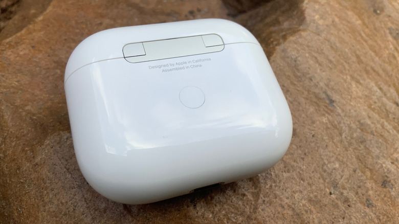 Case AirPods montrant le bouton arrière