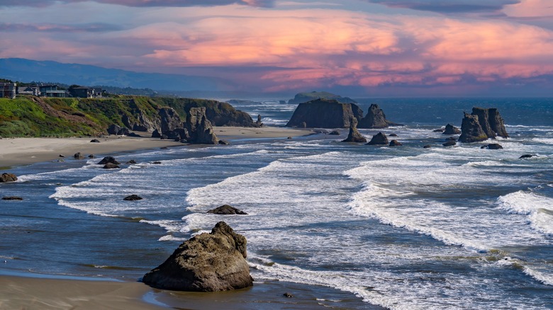 Pile de mer sur la plage de l'Oregon au crépuscule
