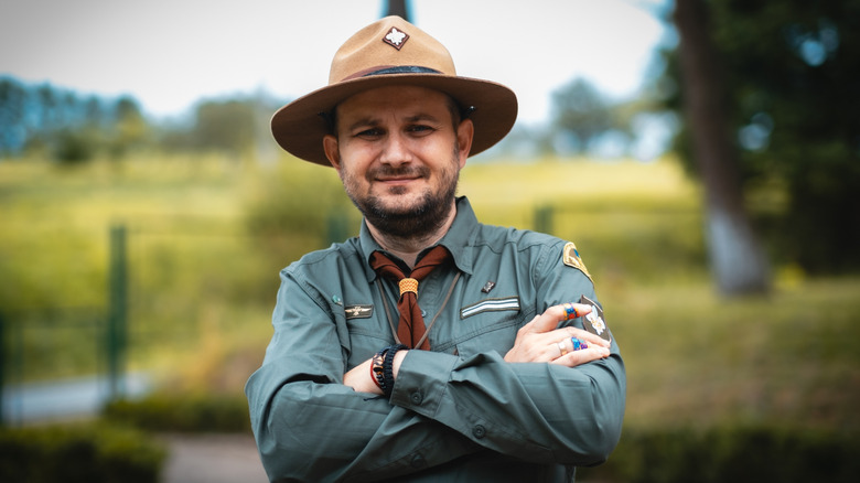 Un parc du parc grimace avec les bras pliés
