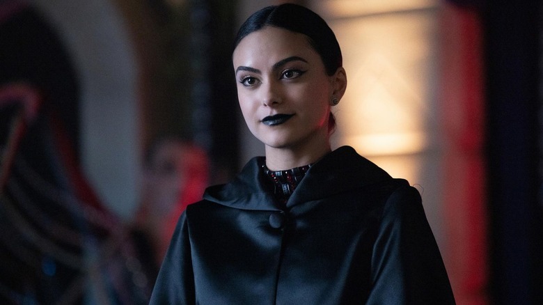 Veronica portant une cape noire sur Riverdale