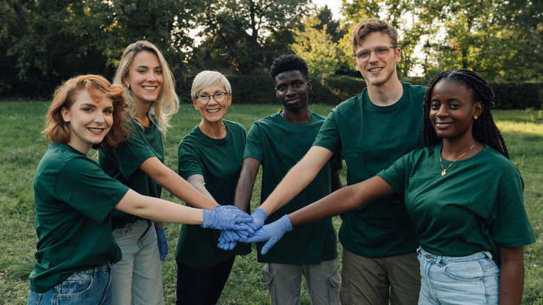 Groupe de personnes volontaires