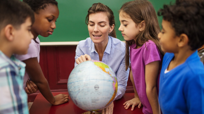 Enseignant avec des chidlren