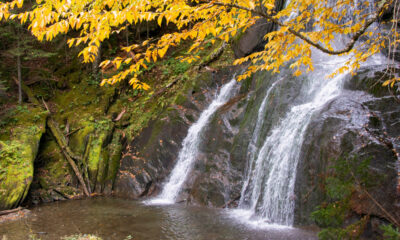 Le trou de baignade populaire du Vermont est un parc aquatique naturel avec des diapositives et des cascades