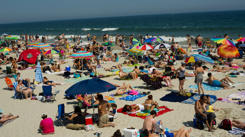 Foules à Rockaway Beach à New York