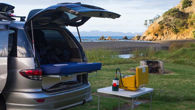 Camping automobile installé à la plage