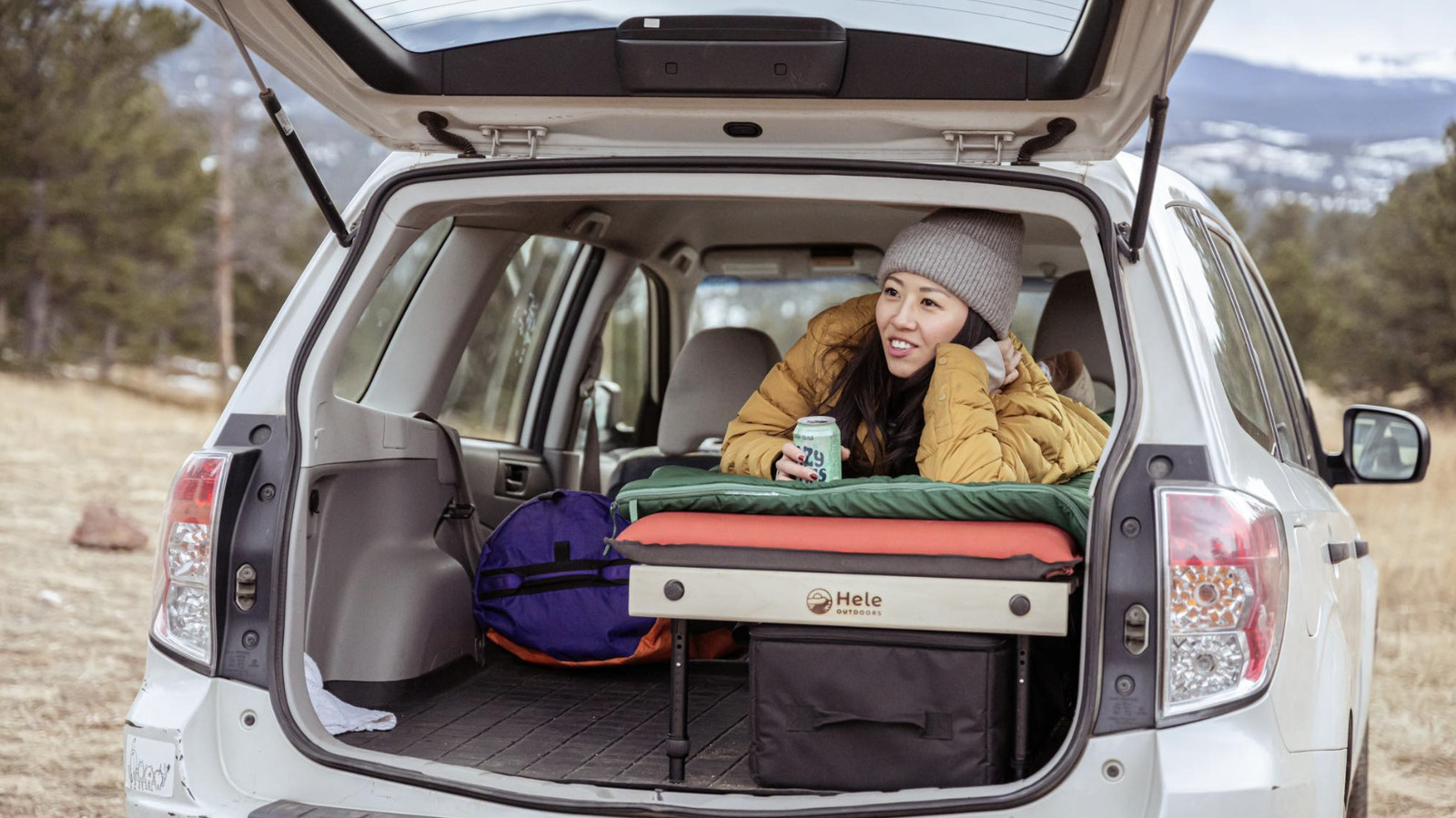 Une mise à niveau intelligente rend le sommeil pendant que le camping en voiture est plus confortable et économise de l'espace