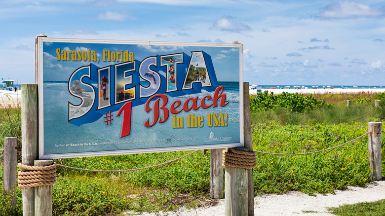 Siesta Beach Sign devant Beach Landscape