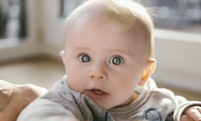 Pourquoi les bébés vous regardent-ils? Cela pourrait être lié à votre apparence