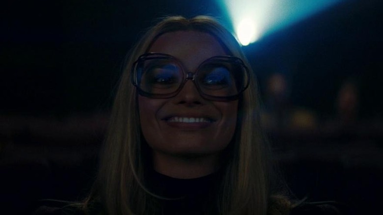 Sharon Tate en regardant un film dans Once Upon a Time à Hollywood