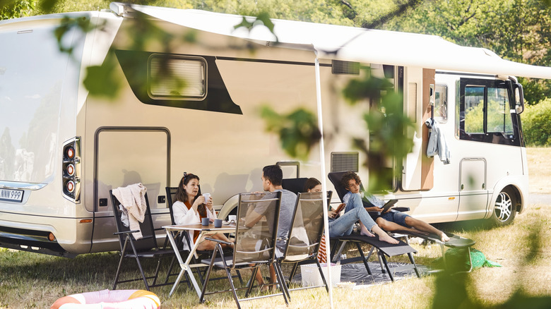Famille relaxante au terrain de camping RV