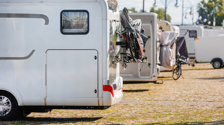 Rangée de VR garés au camping