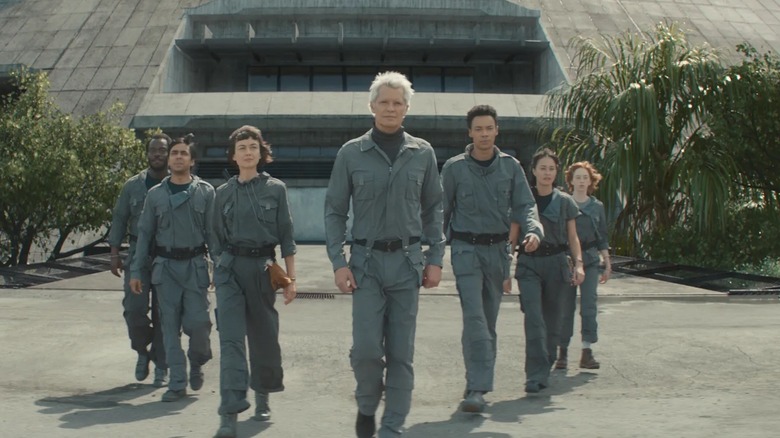 Jonathan Ajayi comme Smee, Adarsh ​​Gourav As légèrement, Sydney Chandler comme Wendy, Timothy Olyphant comme Kirsh, Kit Young comme Tootles, Erana James comme bouclé et Lily Newmark que les plumes qui sortent délibérément d'un bâtiment à Alien: Terre: Terre