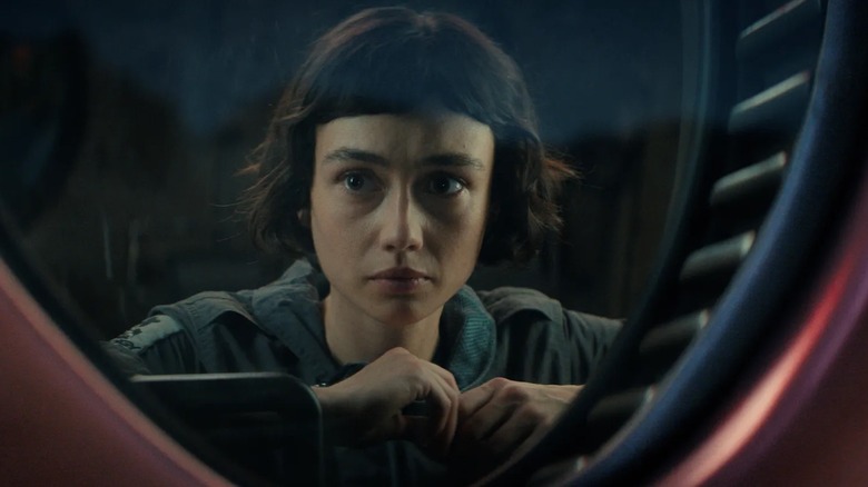 Sydney Chandler regarde à travers un portail comme Wendy dans Alien: Terre