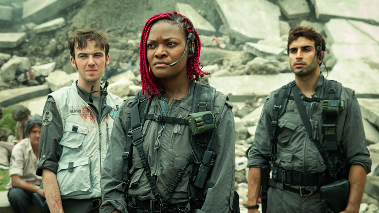 Alex Lawther en tant qu'ermite, Diêm Camille en tant que Sibérien et Moe Bar-El en tant que Rashidi Enquête sur les dégâts dans Alien: Terre