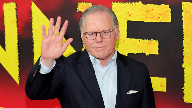 David Zaslav agit avec éloge sur le tapis rouge lors de la première des pécheurs de Ryan Coogler