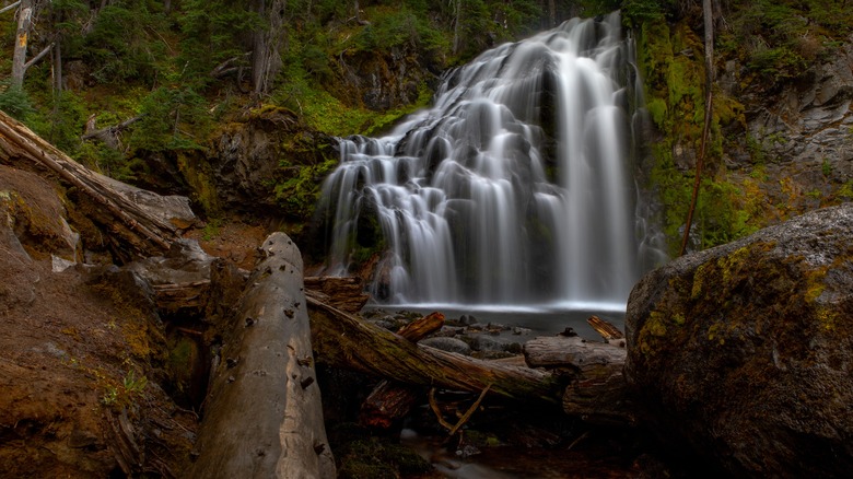 cascade déchaînée en Oregon avec des rochers rouges
