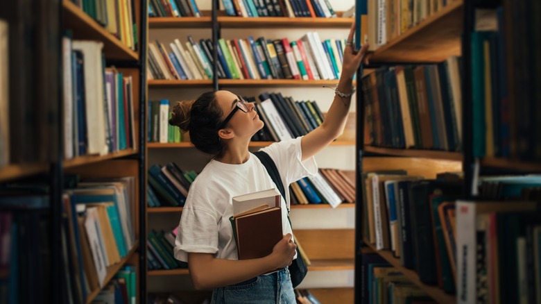 Femme dans la navigation de bibliothèque