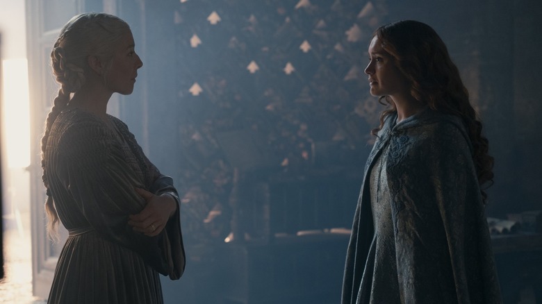 Rhaenyra et Alicent parlent en privé à House of the Dragon