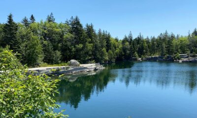 Le trou de baignade caché du Maine avec des rebords de granit et des eaux vitreuses est un paradis d'été