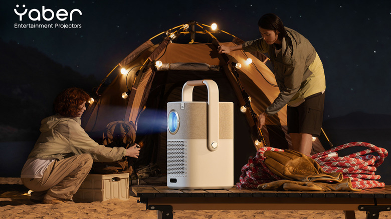 Campers s'installant près du projecteur de la série Yaber T2