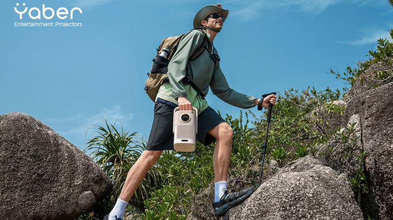 Randonneur portant le projecteur de la série Yaber T2