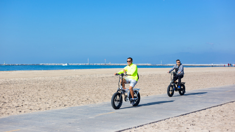 Deux personnes à vélo à Playa del Rey Beach