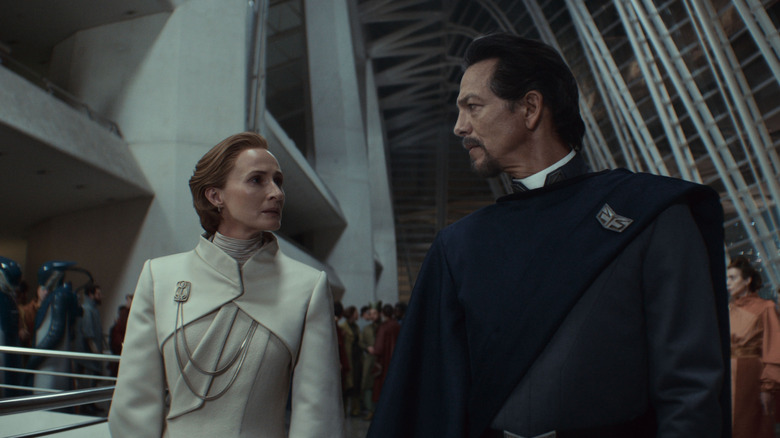 Geneviève O'Reilly en tant que Mon Mothma et Benjamin Bratt en tant que Bail Organa partageant un look tendu à Andor