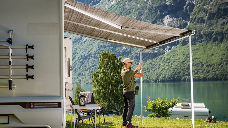 Homme installant RV à l'extérieur