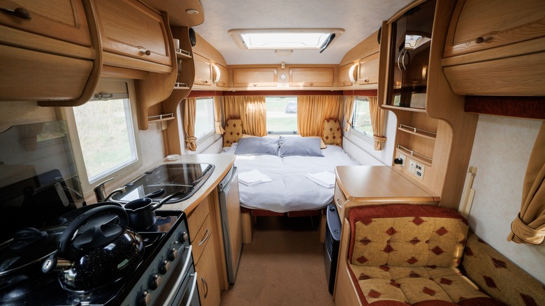 L'intérieur d'un camping-car montre un lit et d'autres commodités