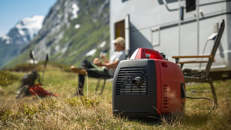Un générateur se dresse à côté d'un VR dans les montagnes