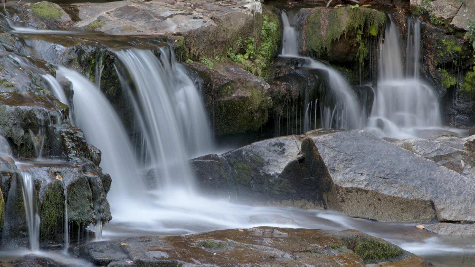 Les montagnes blanches du New Hampshire cachent cette passionnante glissement d'eau naturelle et trou de baignade