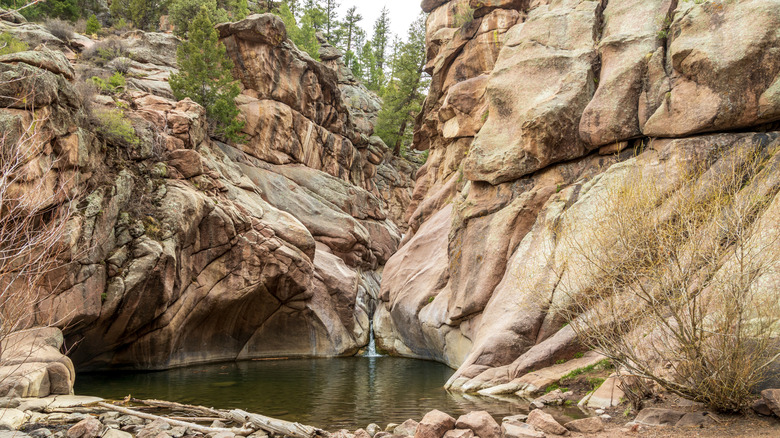 Paradise Cove Swimming Trou avec des falaises rocheuses environnantes dans le Colorado