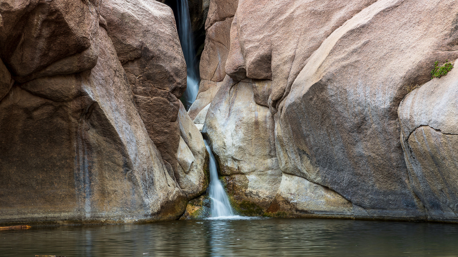 Juste à l'extérieur de Colorado Springs se trouve le trou de natation paradisiaque de l'État avec une beauté inégalée