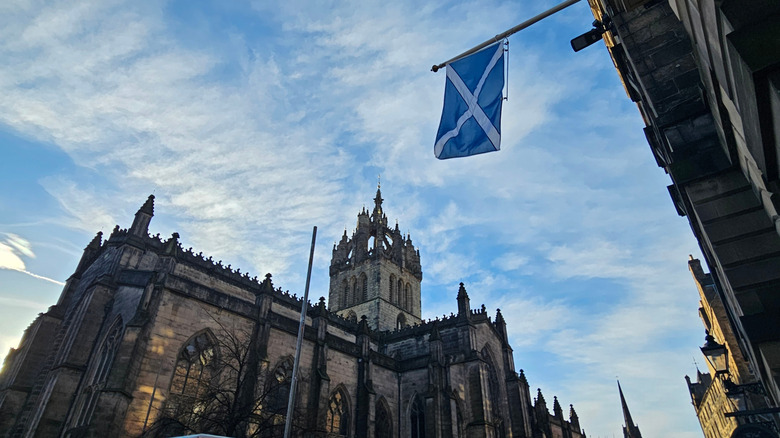 Un drapeau écossais est suspendu à un bâtiment de la capitale, Édimbourg