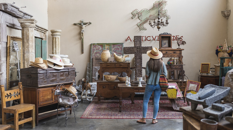 Femme à la recherche d'antiquités