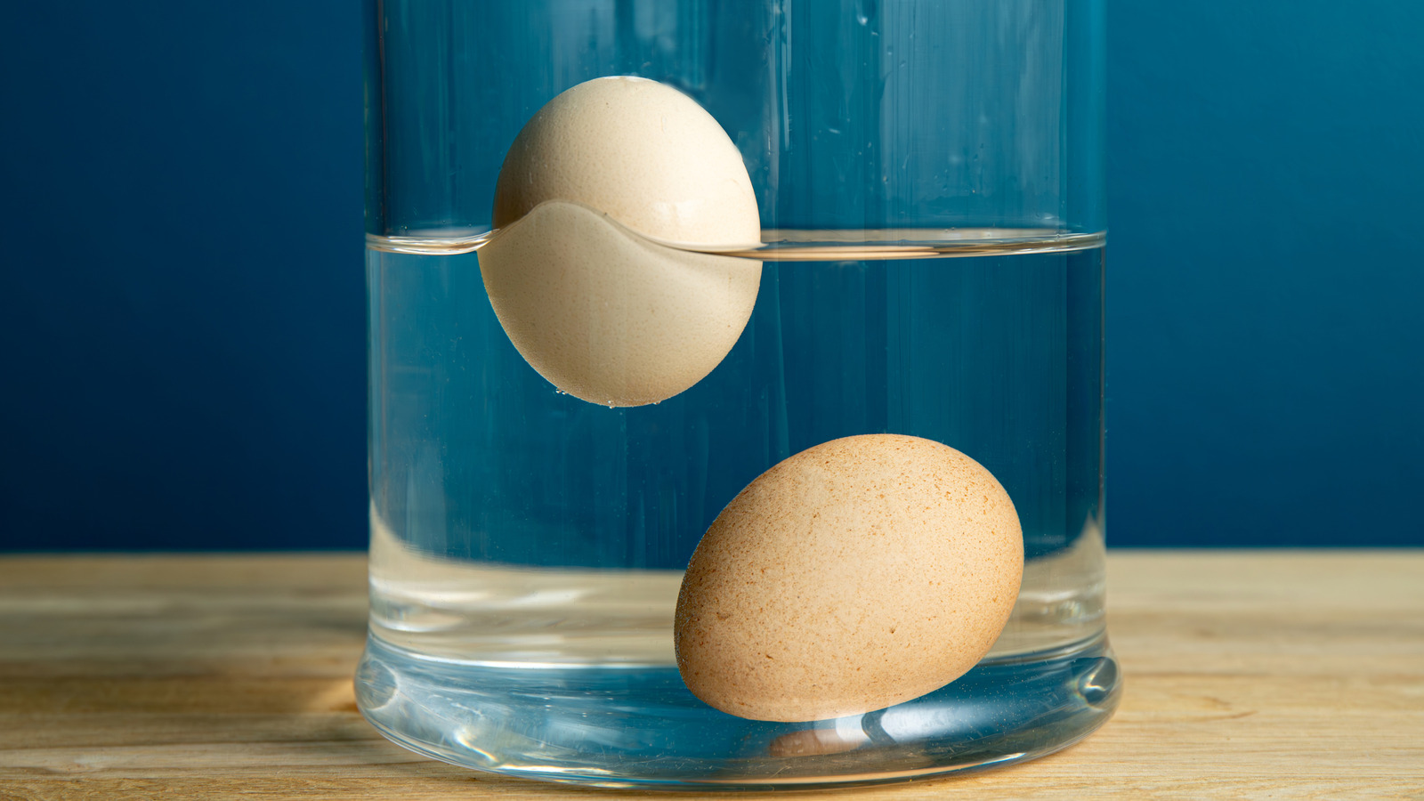 Ce que cela signifie vraiment quand les œufs flottent dans l'eau