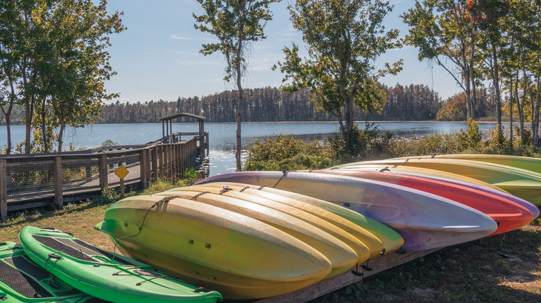 Lac avec des kayaks devant