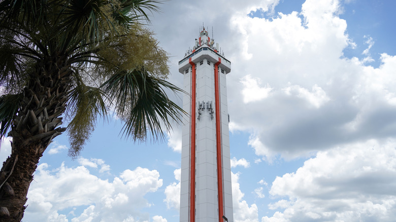 Tour orange et blanc avec palmier