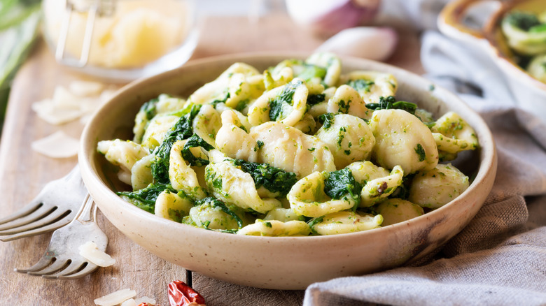 Une assiette de pâtes modérément portées servie dans un restaurant en Italie