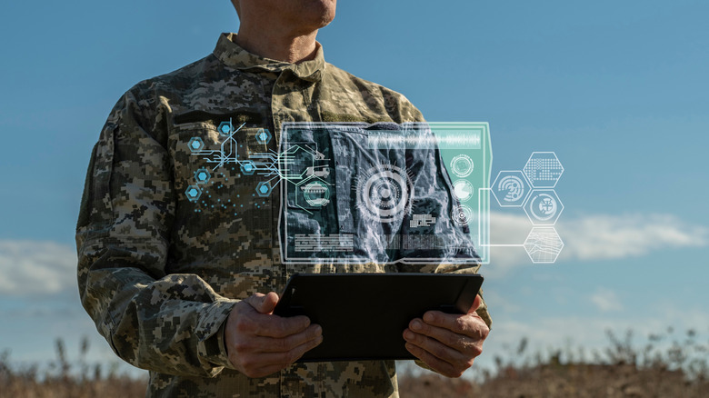 Commandant de l'armée utilisant l'intelligence artificielle à l'extérieur