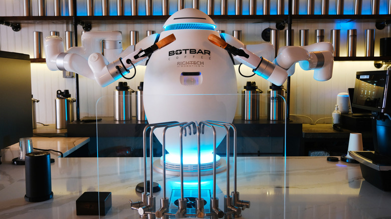Un robot préparant une tasse de café