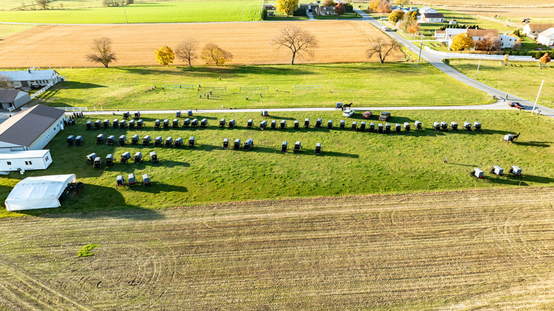 Vue aérienne d'un rassemblement communautaire Amish