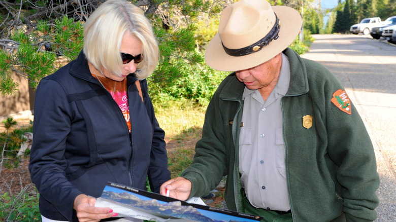 Park Ranger montre la carte des femmes