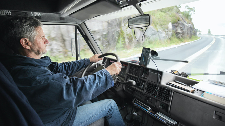 Voyageur conduisant RV