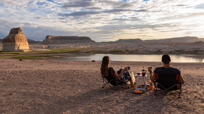 Deux campeurs appréciant la vue sur Lone Rock Beach