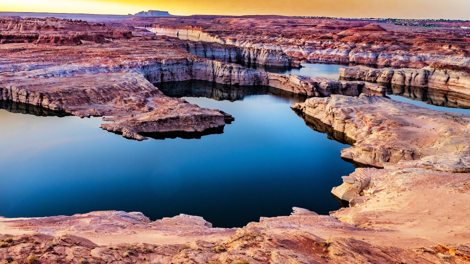 Un terrain de camping pittoresque en bord de mer dans l'Utah offre des vues inégalées et un accès au lac Powell