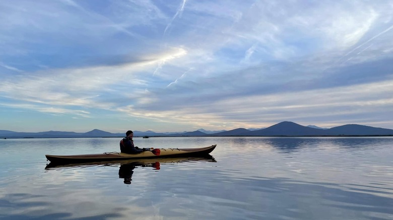 Un homme navigue dans un kayak à Ahjuawa Lava Springs State Park, Californie