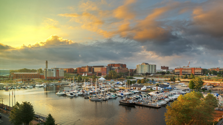 Vue du port d'Erie Pennsylvania avec des bateaux et de la ville en arrière-plan